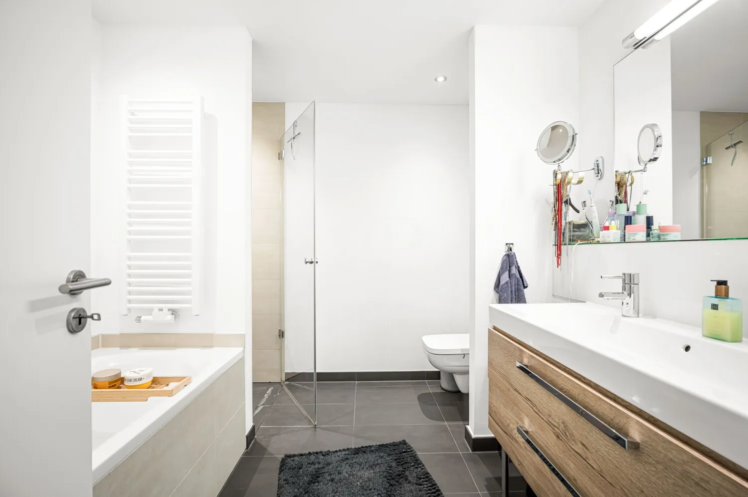 zeitloses Hauptbadezimmer mit Wanne und Dusche