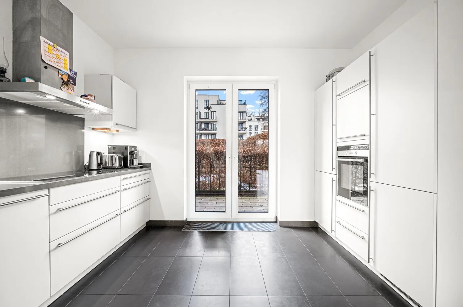 geräumige Einbauküche mit vorgelagerter Terrasse