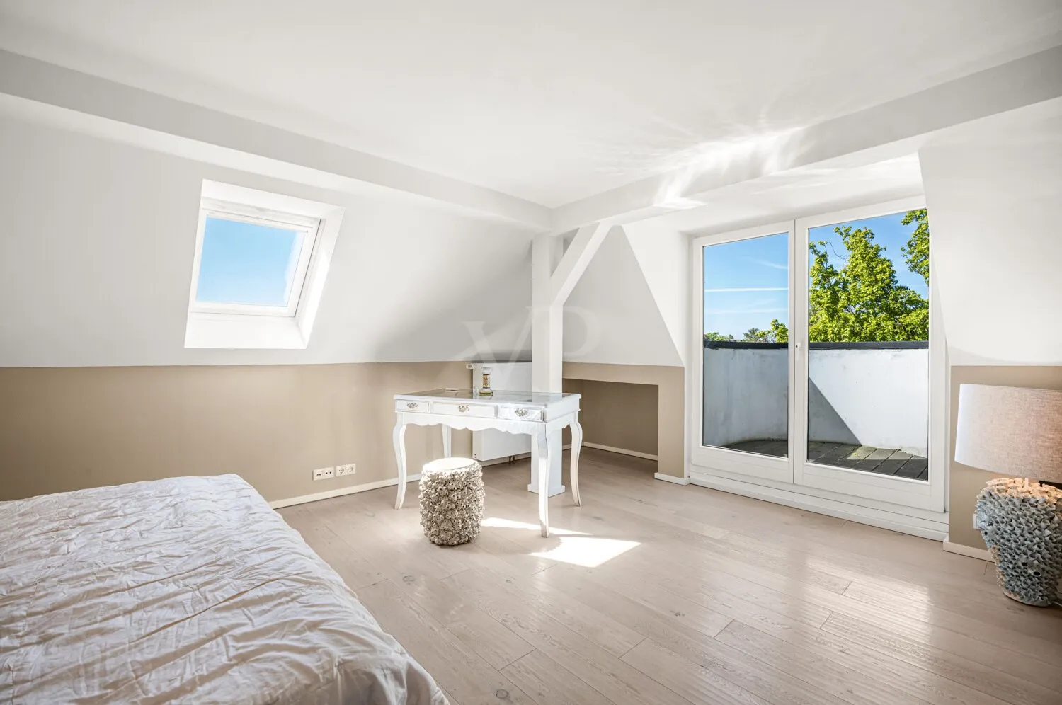 sehr helles Schlafzimmer mit kleinem Balkon