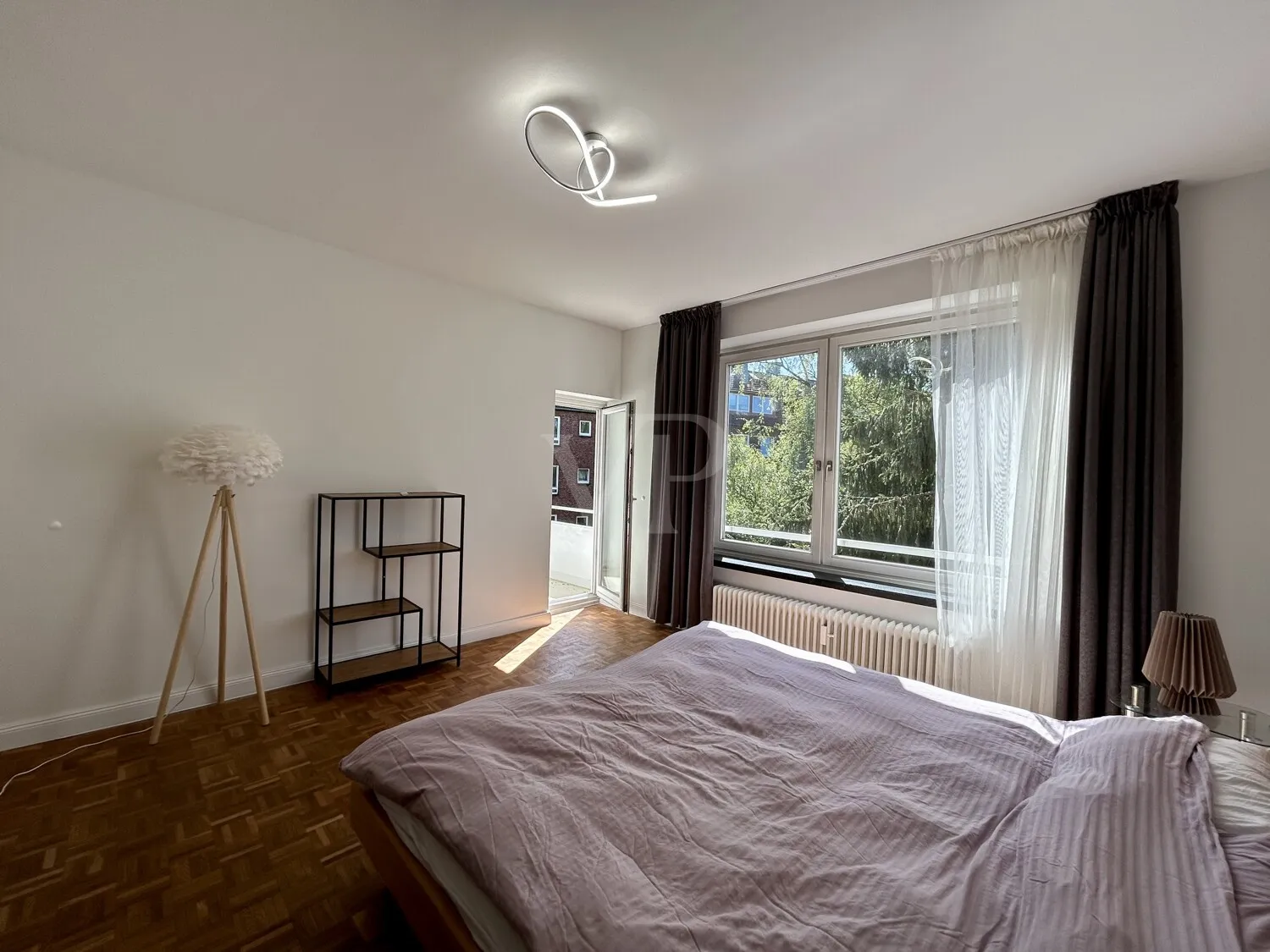 Ruhig gelegenes Schlafzimmer mit Zugang zum Balkon
