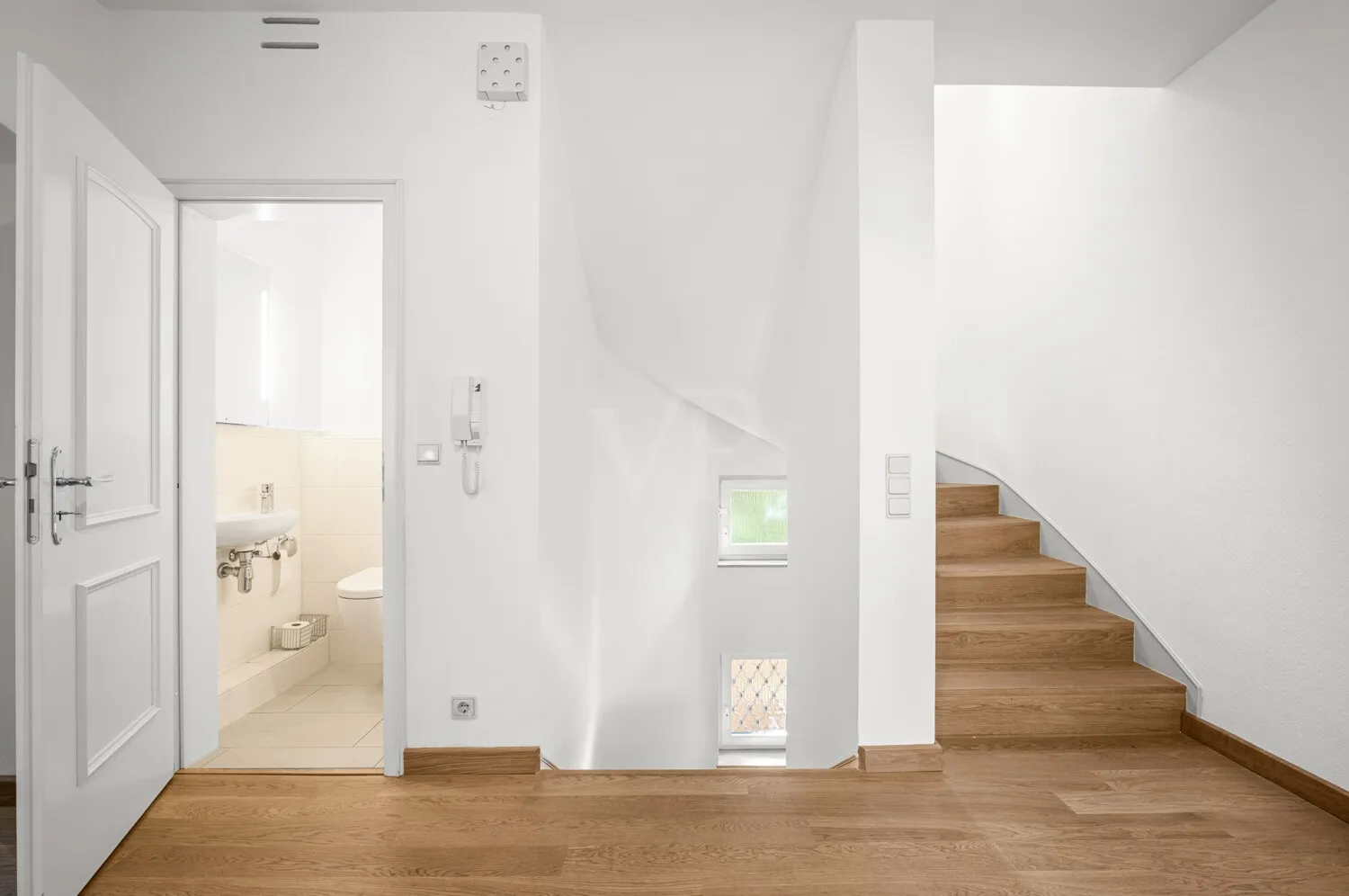 schöner Flurbereich mit Gäste-WC im 1. OG
