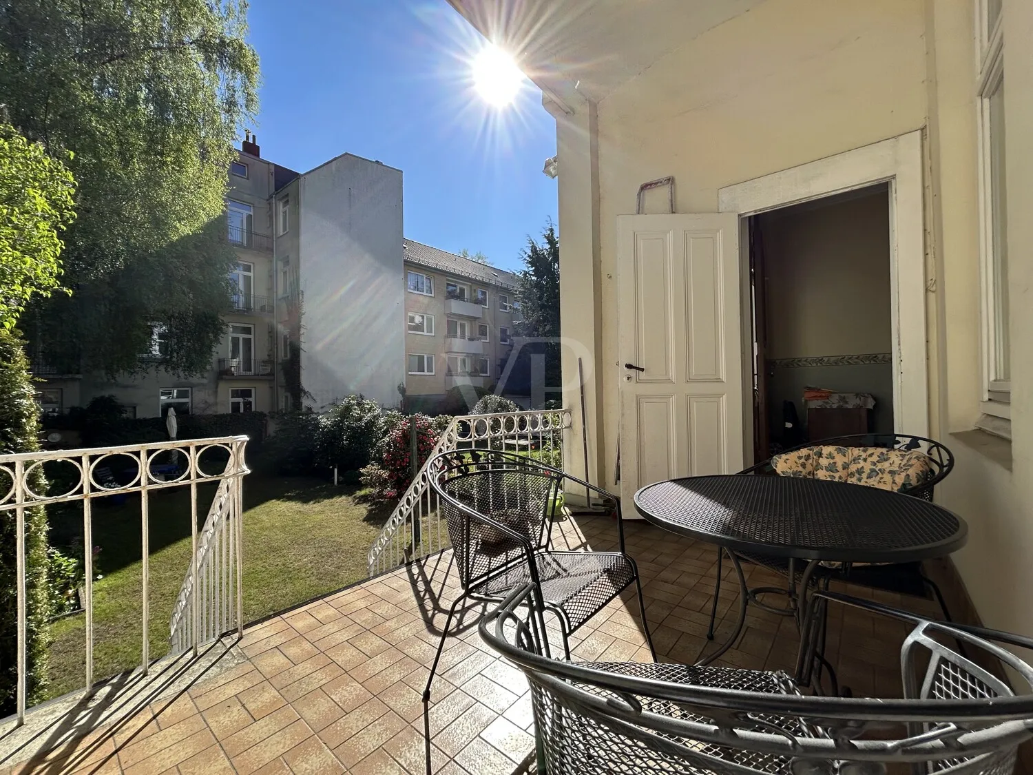 Zum Verweilen einladende Terrasse mit Gartenzugang