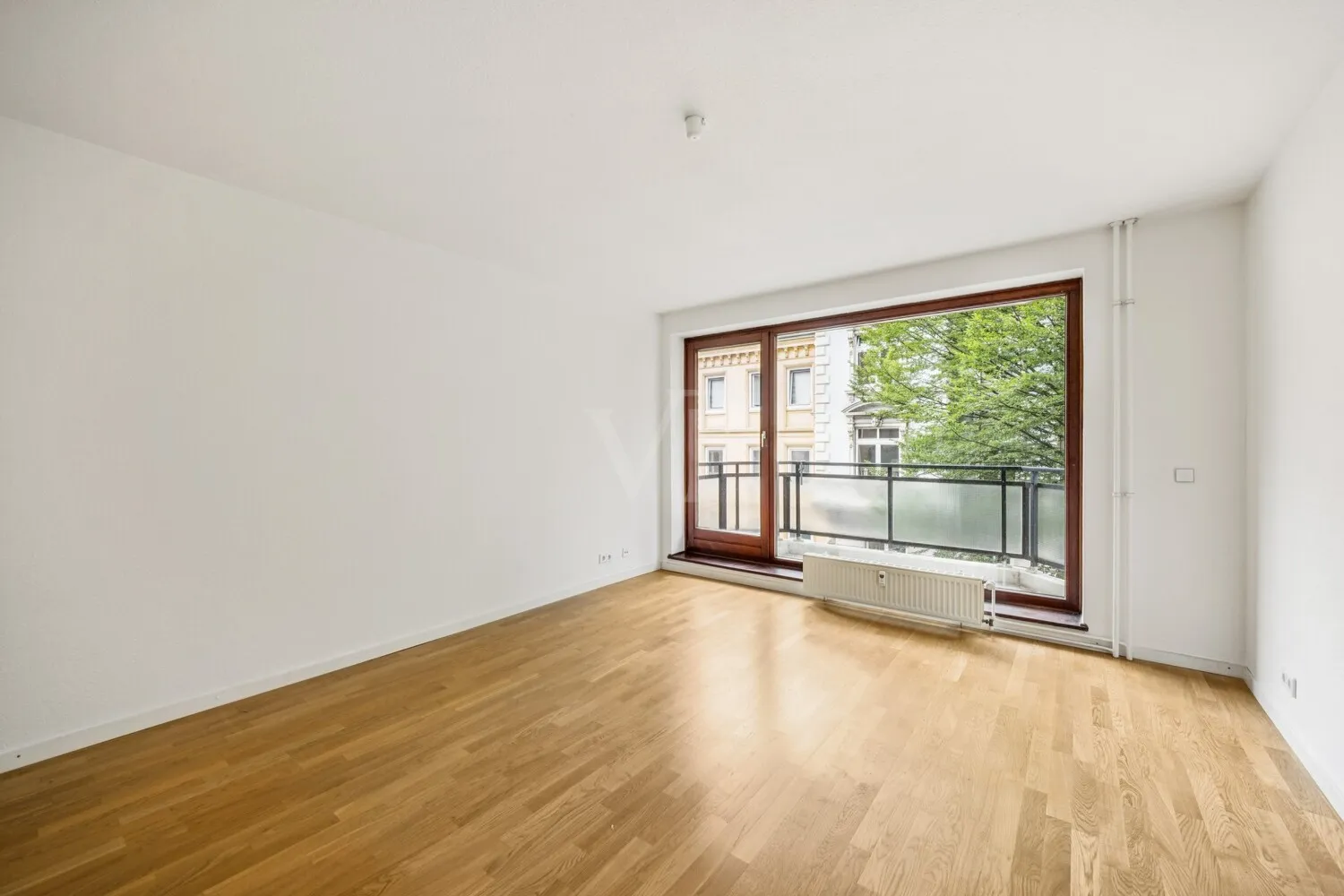 heller Wohnbereich mit Zugang zum großem Balkon