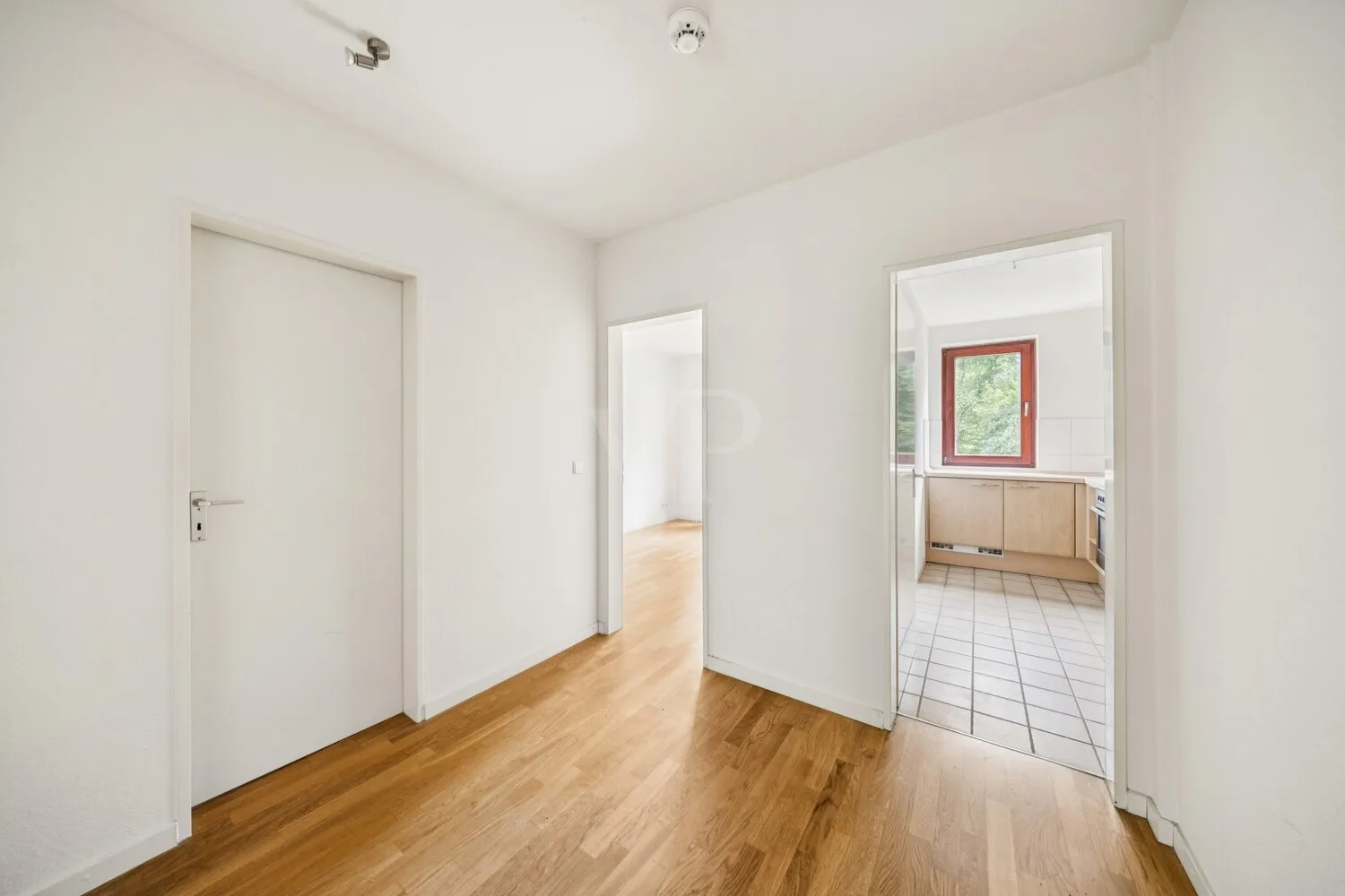 zentrale Diele - alle Wohnräume mit Parkett ausgelegt