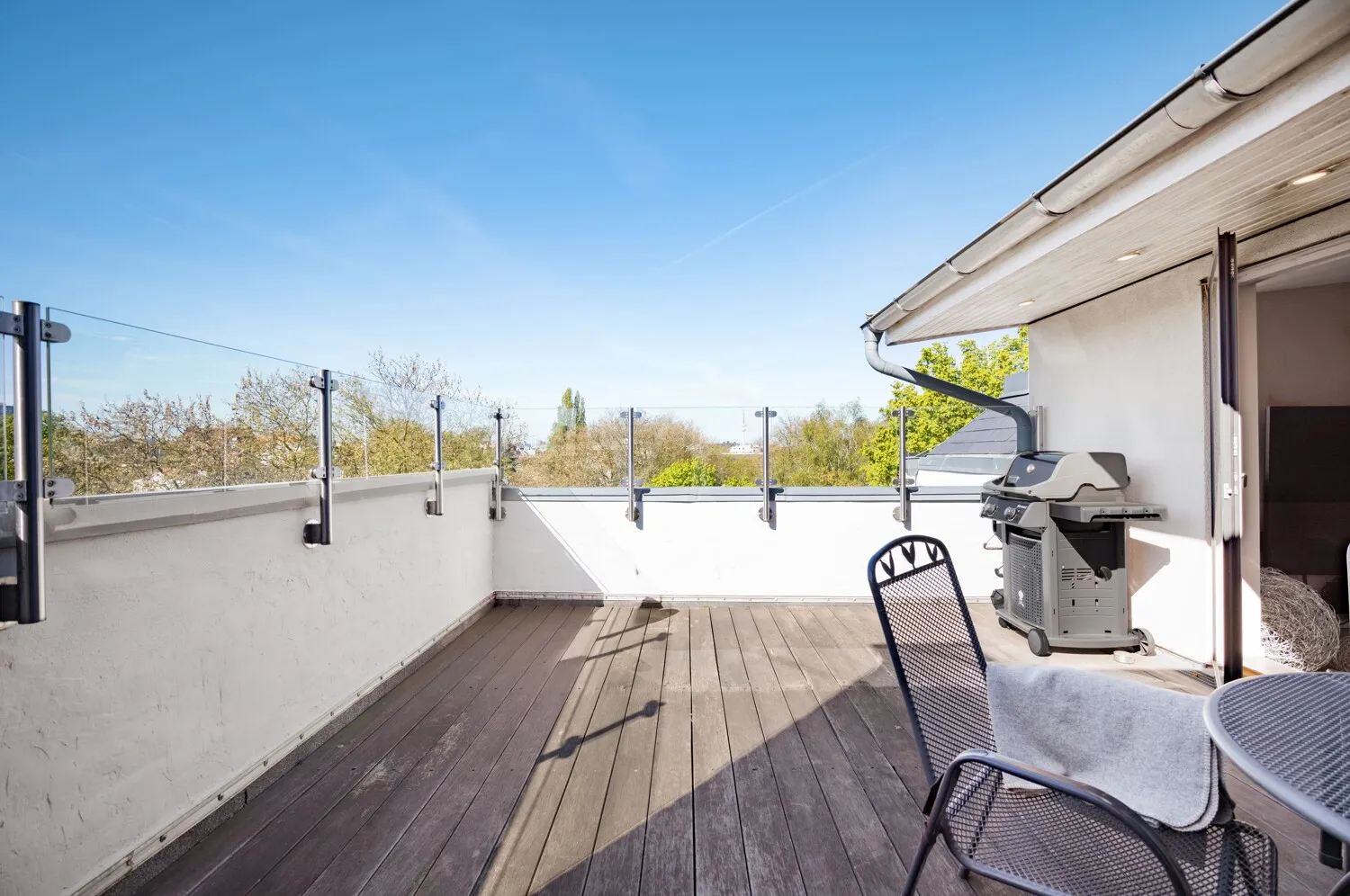 sonnige SW-Dachterrasse mit Windschutz