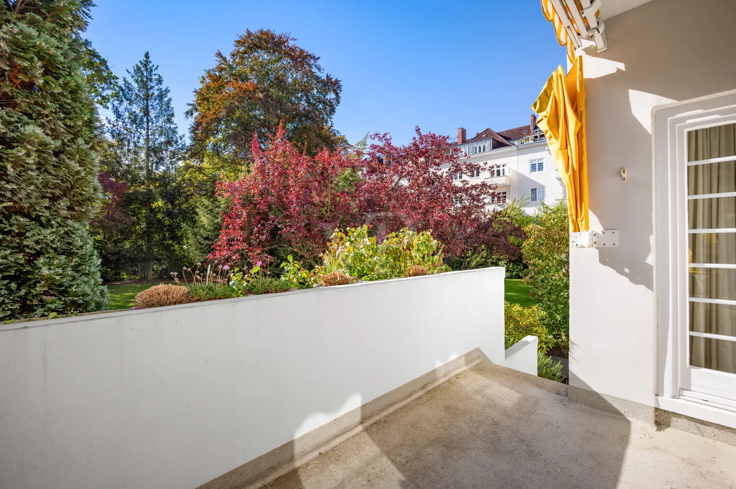 Geschützte Loggia mit Zugang zum Gemeinschaftsgarten