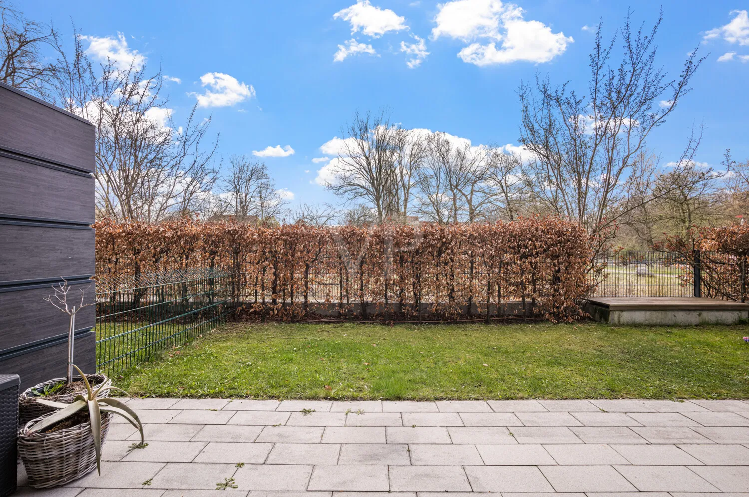 vom Wohnzimmer und Terrasse hinaus blickend