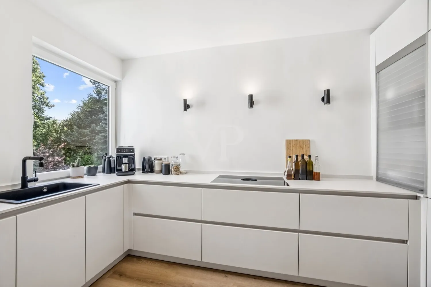 stylische Designküche mit großem Fenster