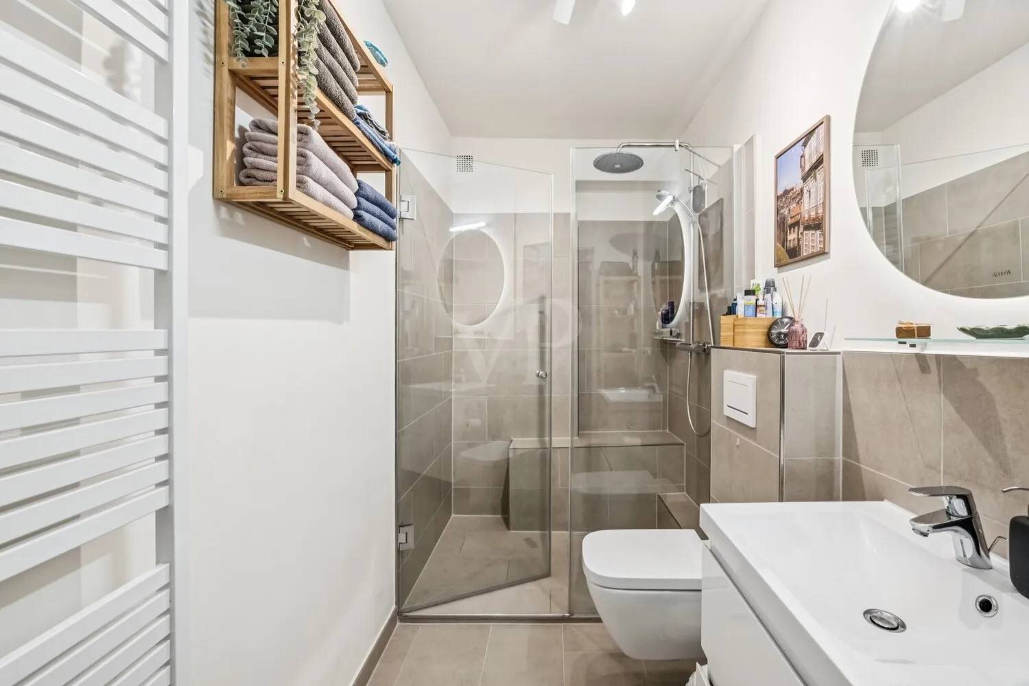 exklusives Duschbad mit Sitzmöglichkeit in der Dusche