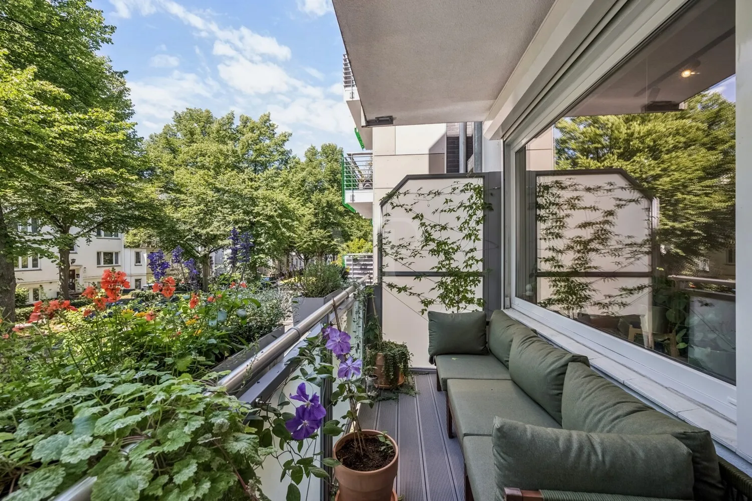 großer Westbalkon vor dem Wohnzimmer