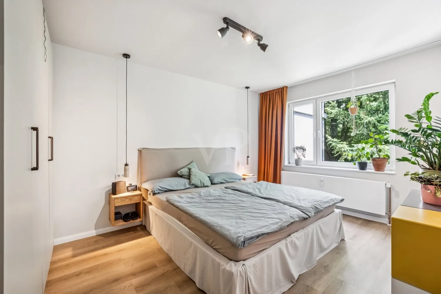 helles Schlafzimmer mit Morgensonne zum Innenhof