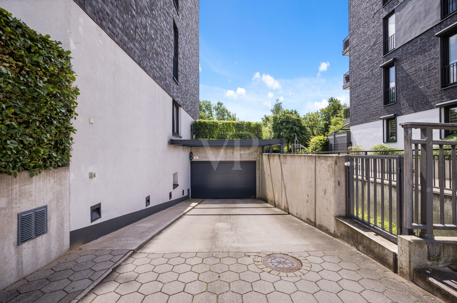 Zufahrt zu der zum Haus gehörigen Tiefgarage