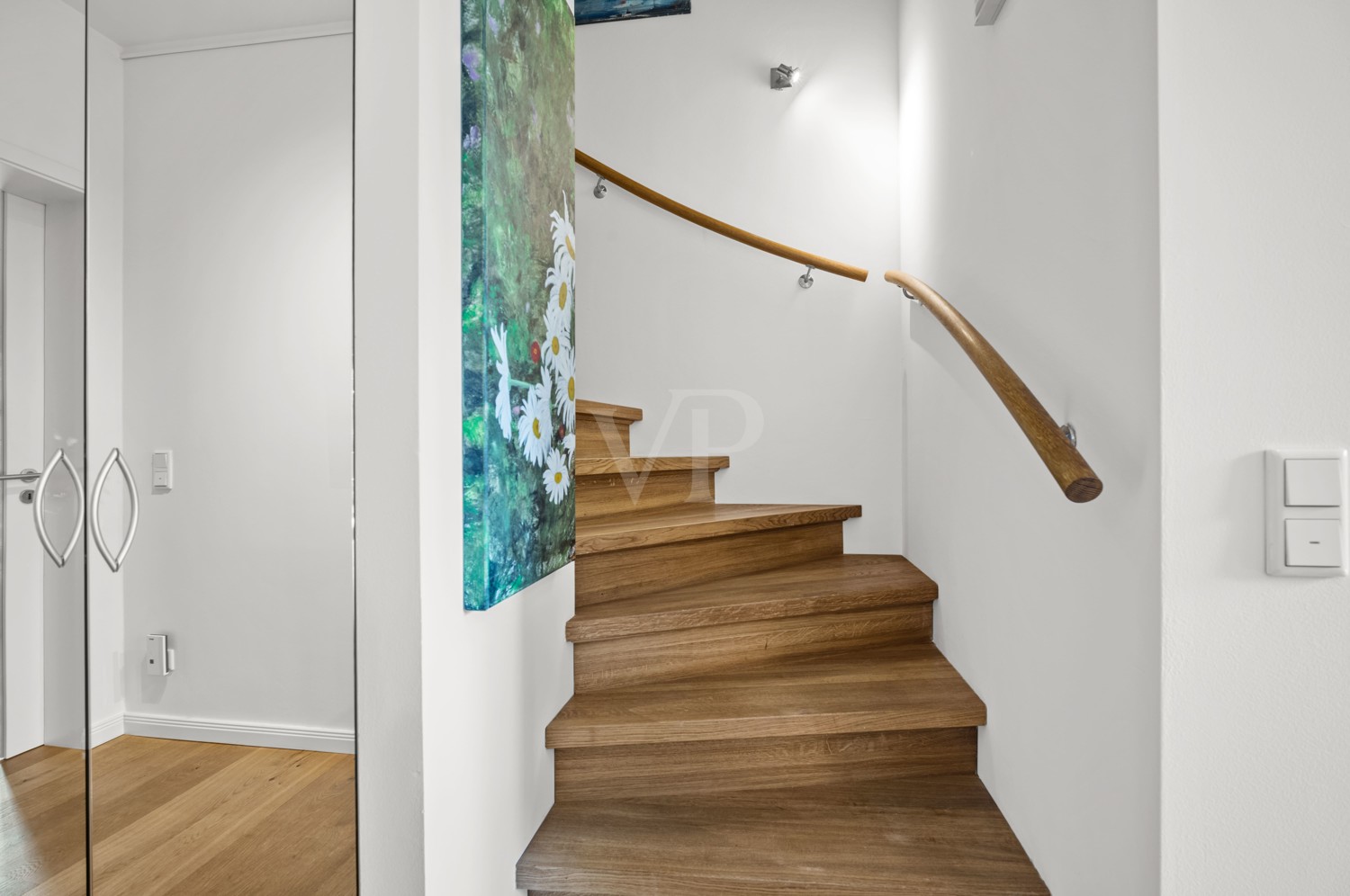 Treppenaufgang mit Platz für die Garderobe im Flurbereich