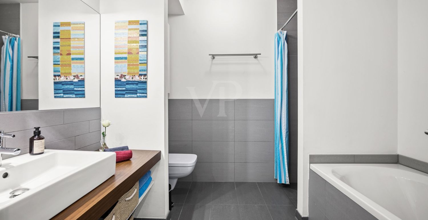 zeitloses Hauptbad mit Wanne und Dusche