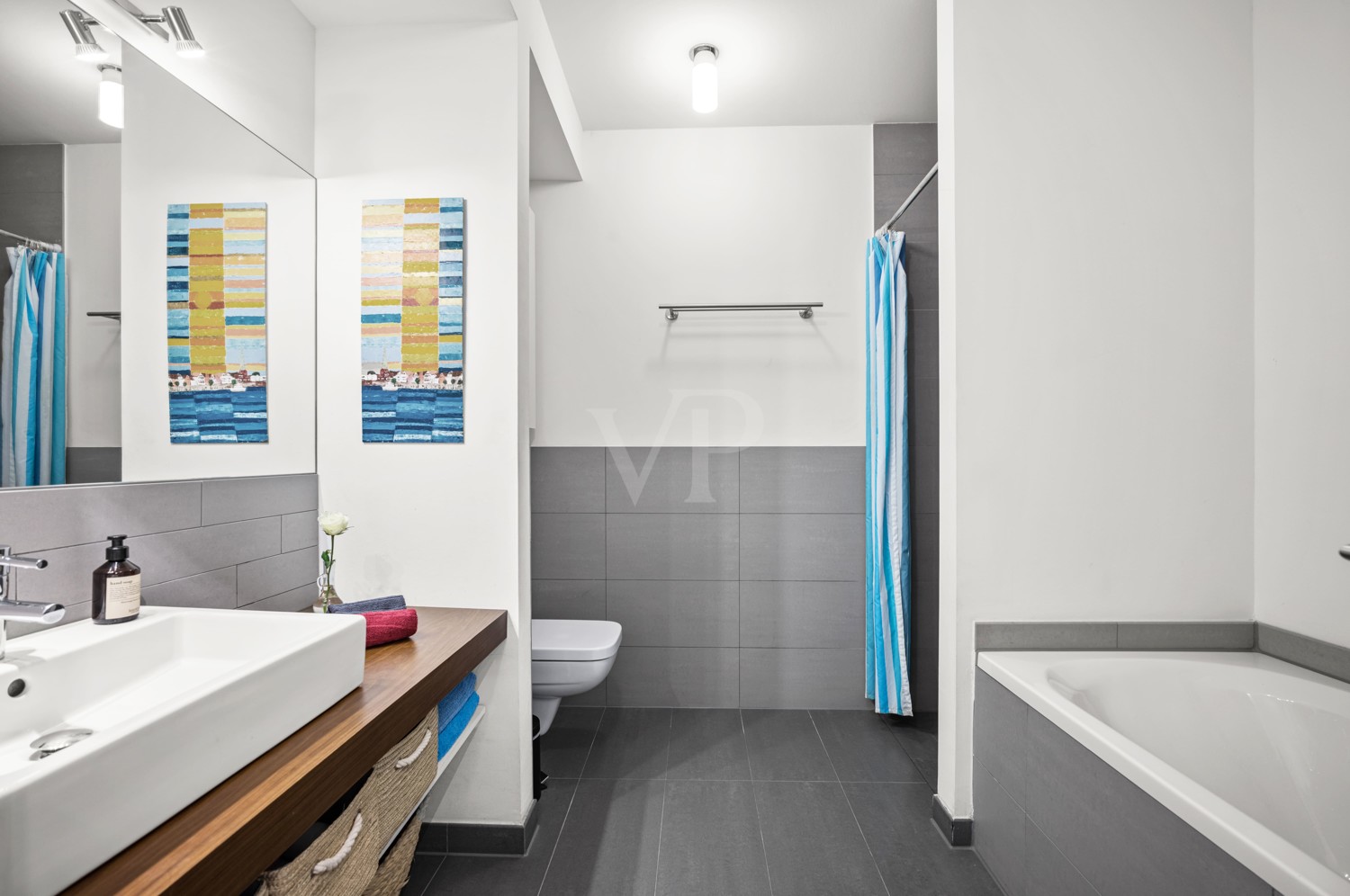 zeitloses Hauptbad mit Wanne und Dusche