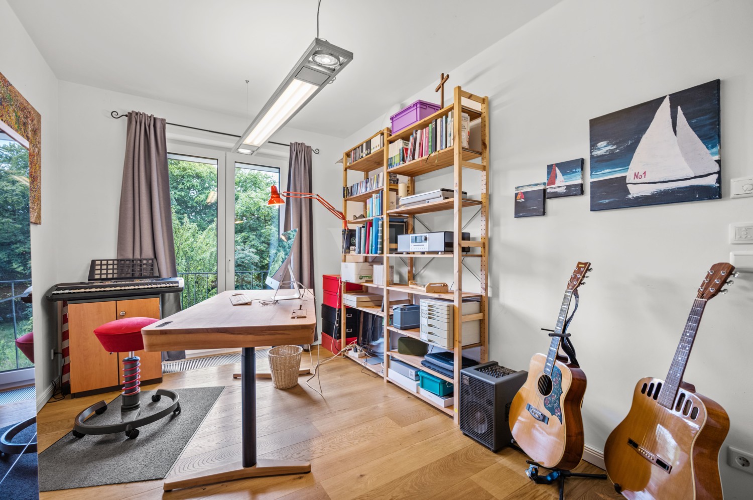 helles Zimmer mit Blick ins Grüne