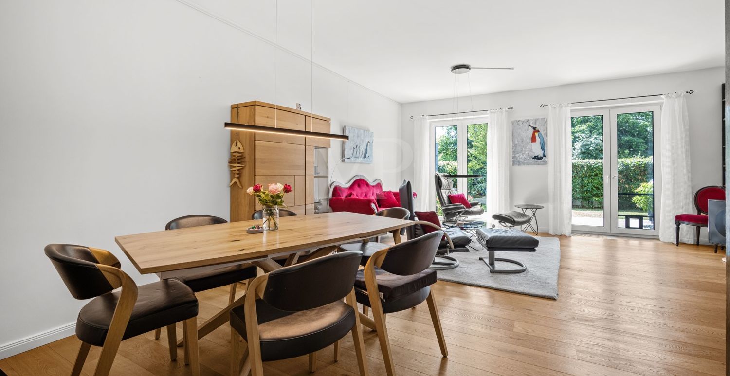 lichtdurchflutetes Wohnzimmer mit Blick in den Garten