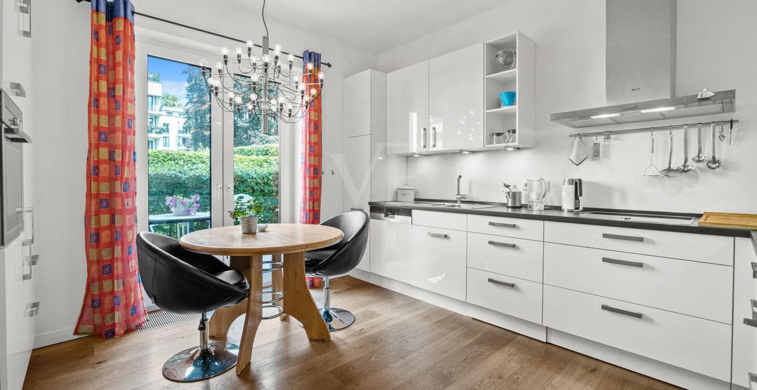 geräumige Küche mit Zutritt zur zweiten Terrasse