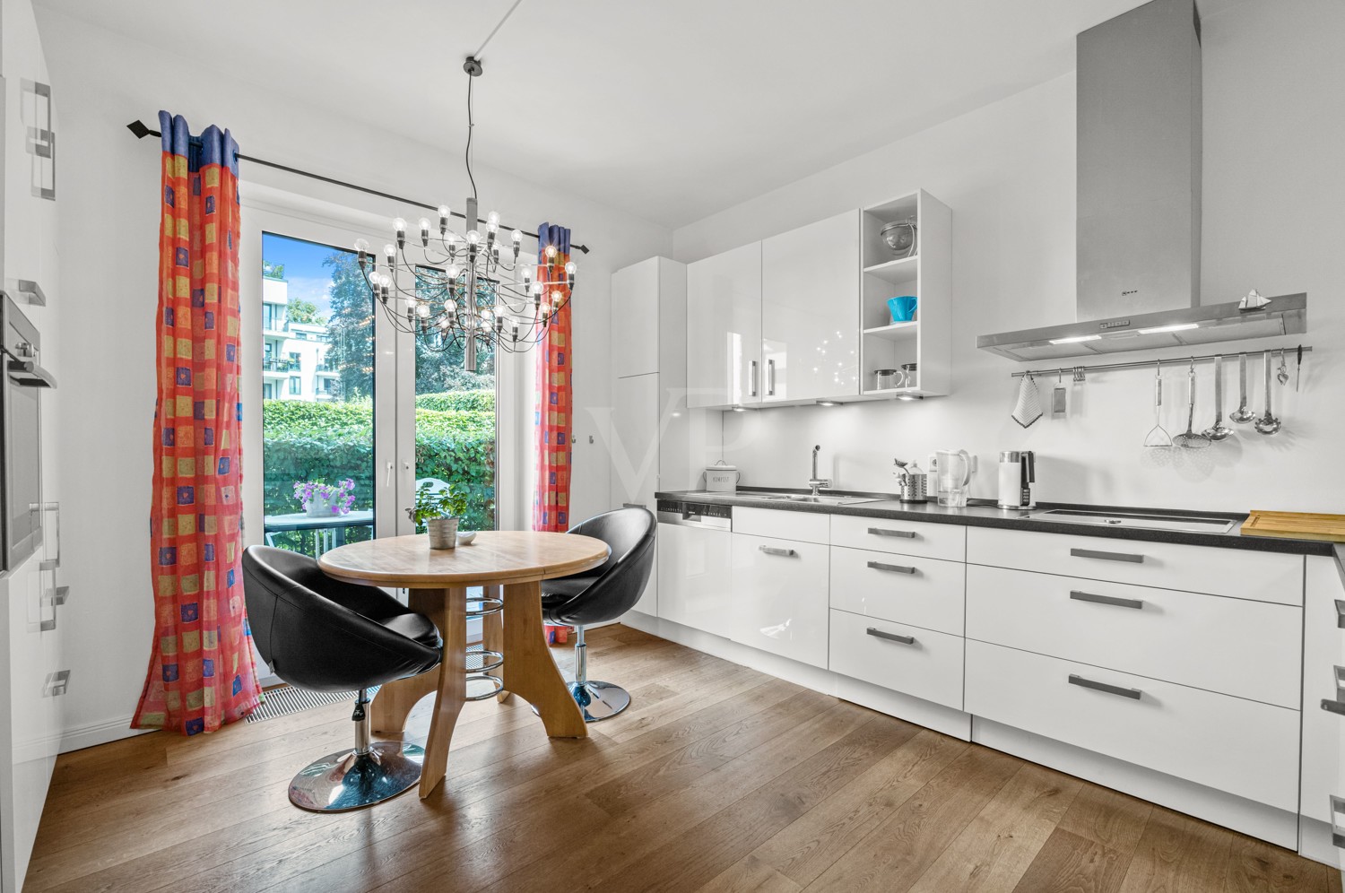 geräumige Küche mit Zutritt zur zweiten Terrasse