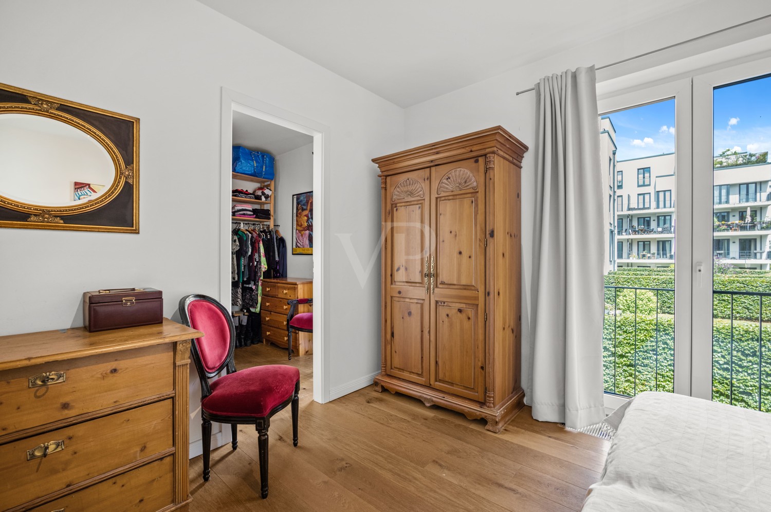...mit Zugang zum Ankleidezimmer