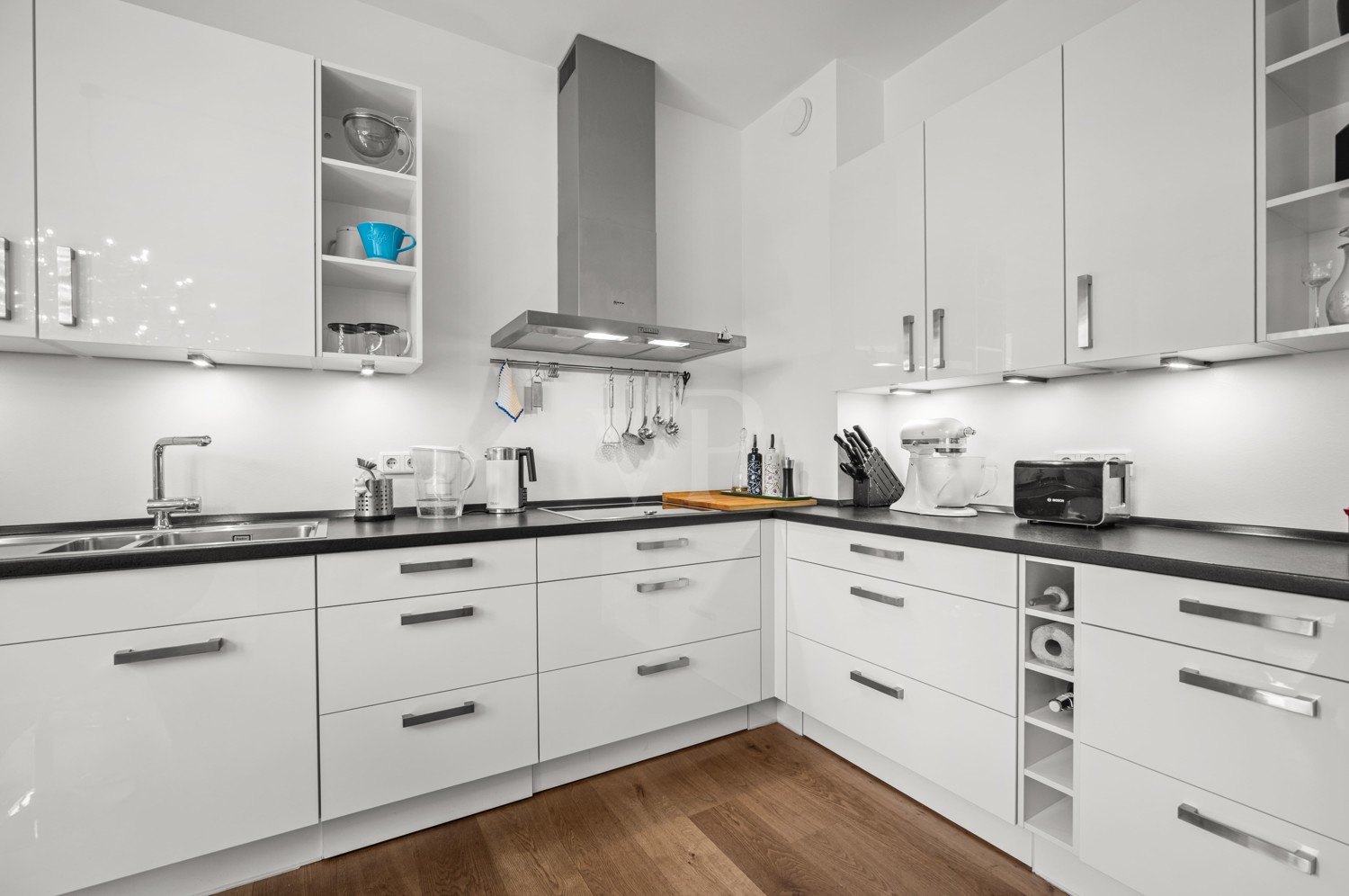 moderne Einbauküche mit weißen Hochglanzfronten