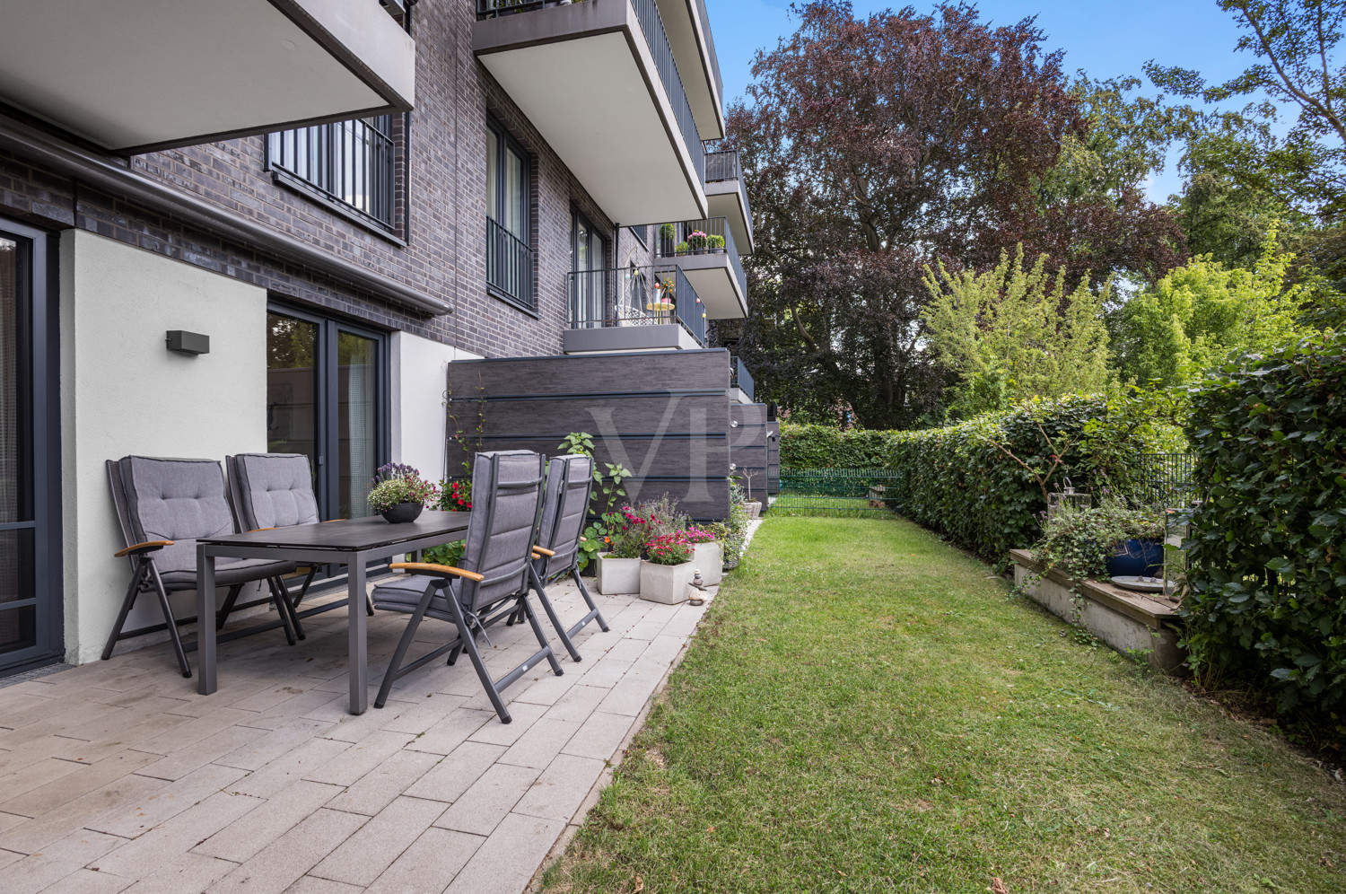 Süd-Terrasse mit Gartenanteil