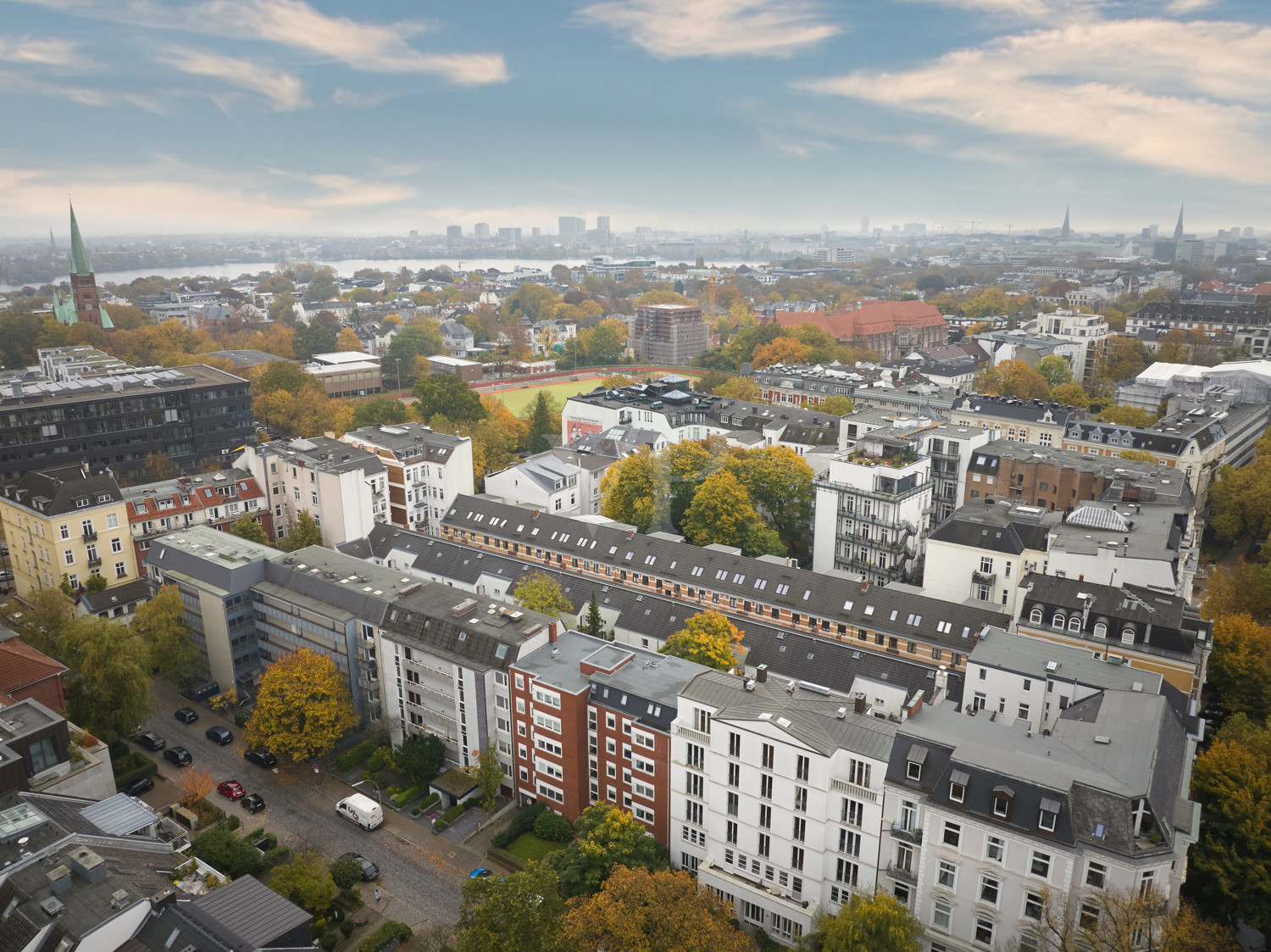 ...über die Rothenbaumchaussee, und die Kirche im Turmweg hin zur Alster!