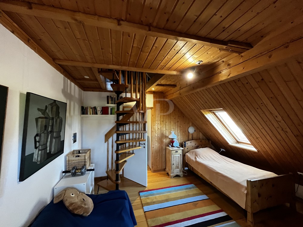 kleines Schlafzimmer 2 mit Wendeltreppe zum ausgebauten Dachgeschoss