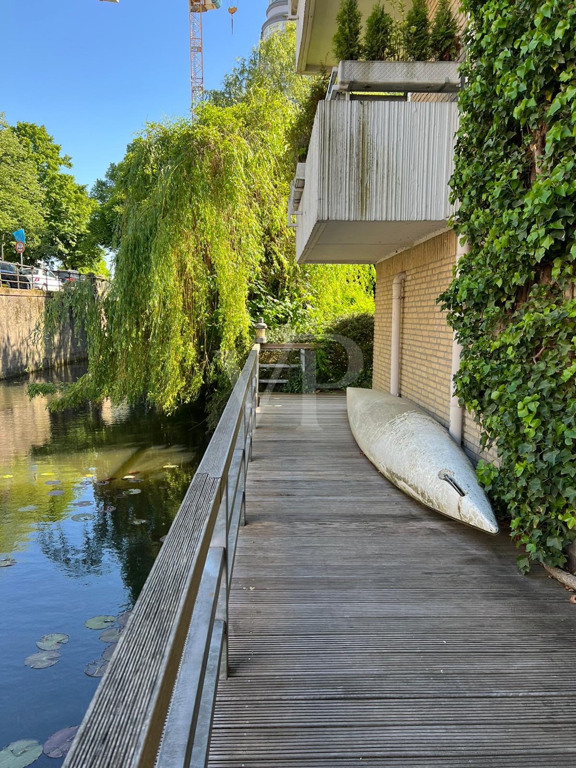 Wassergrundstück mit Bootsanleger