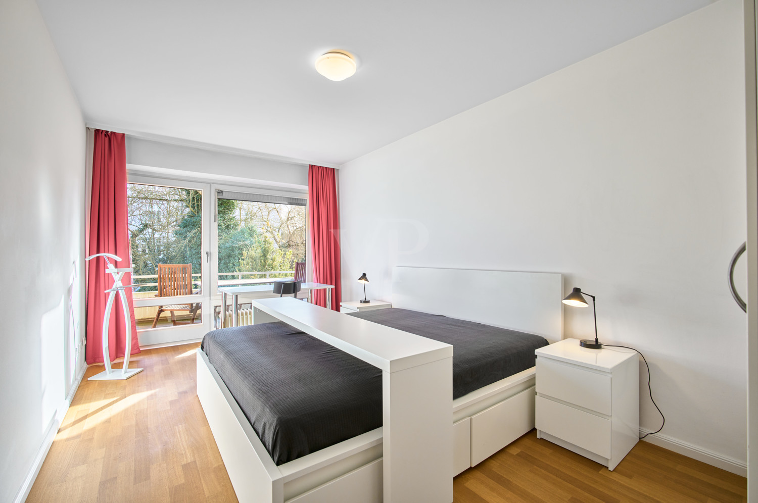 großes Schlafzimmer mit Zugang zum Hauptbalkon