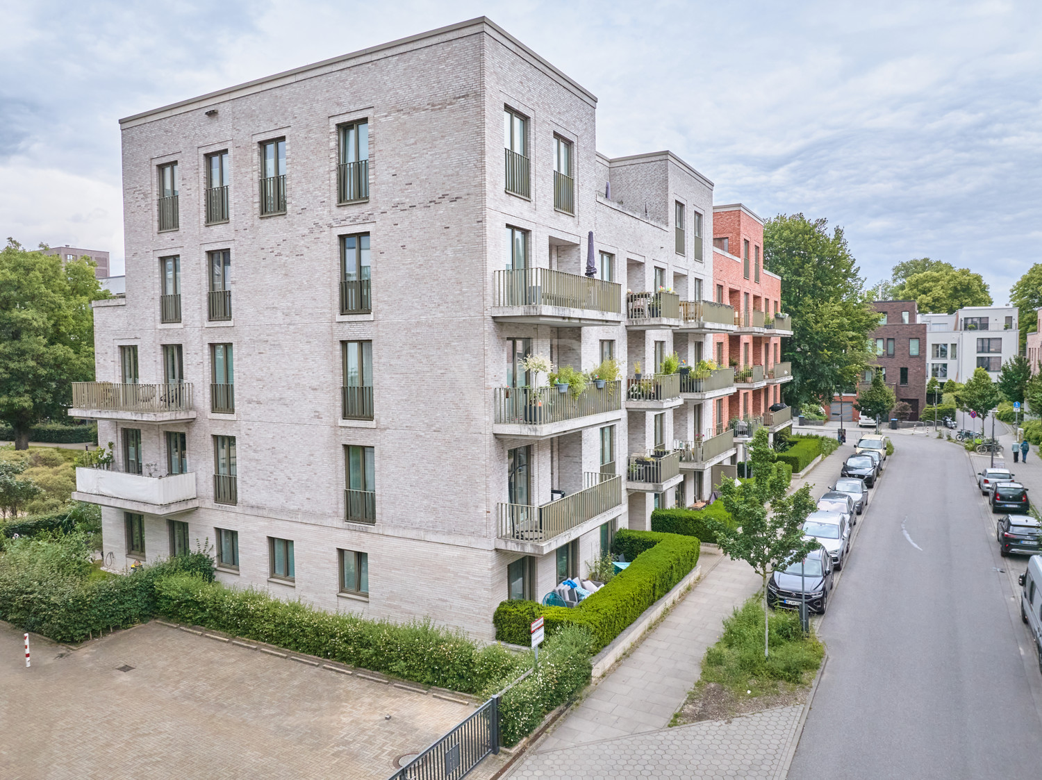 ruhige Anliegerstraße mit wenig Verkehr unweit des Kanals