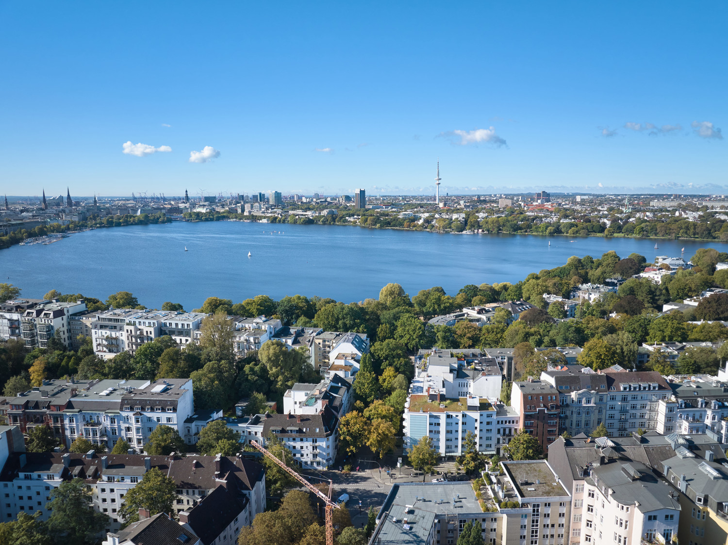 Die Außenalster ist nur 100 Meter entfernt.