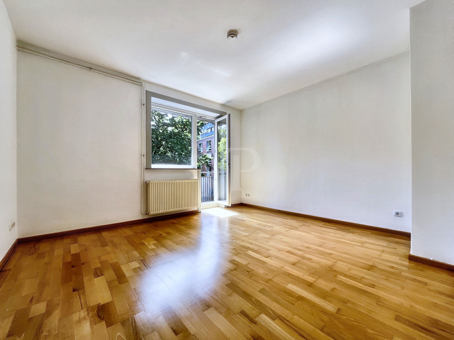 großes Schlafzimmer mit Balkonzugang