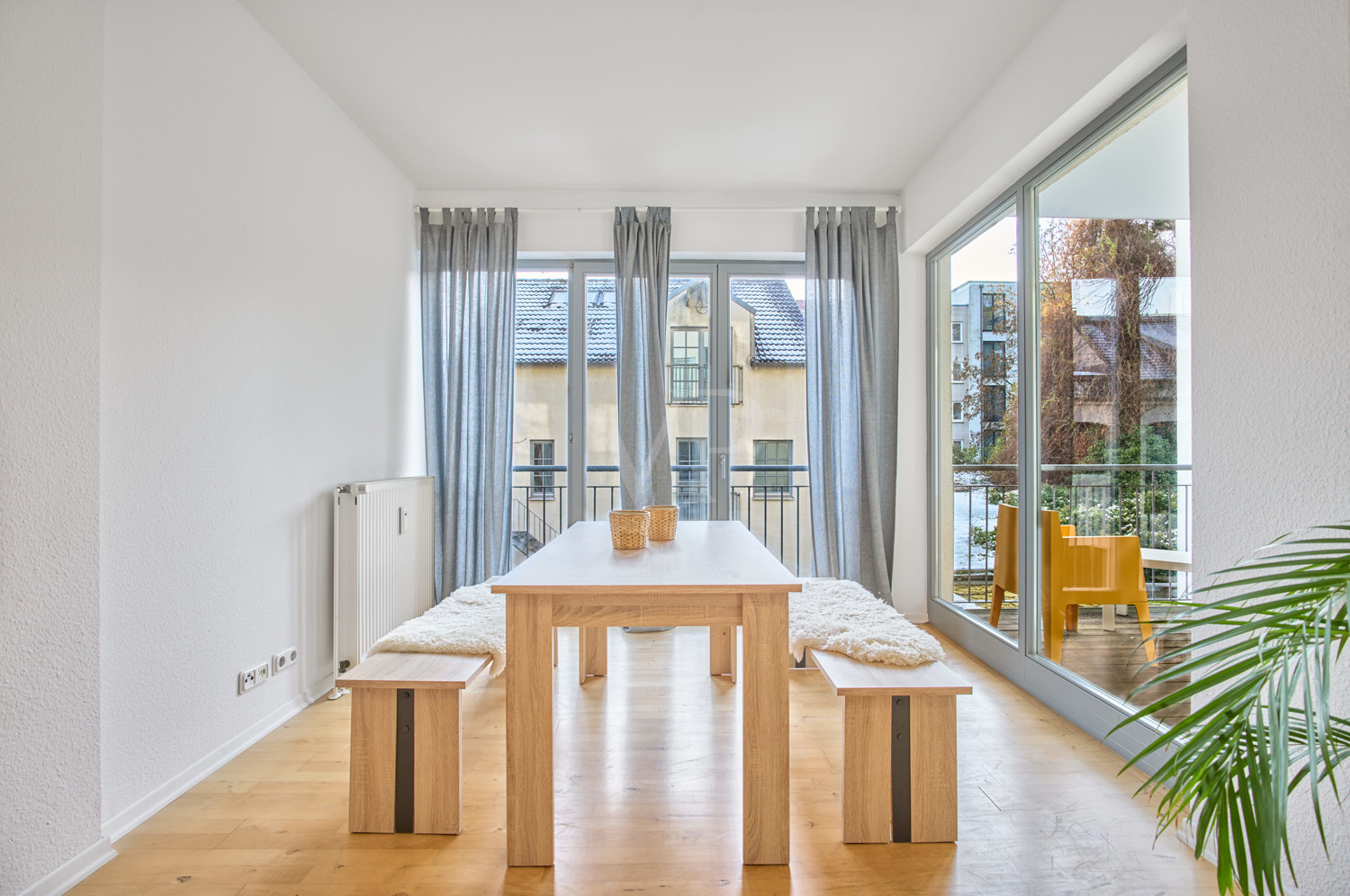 wunderschöner Essplatz mit Ausblick in den Innenhof