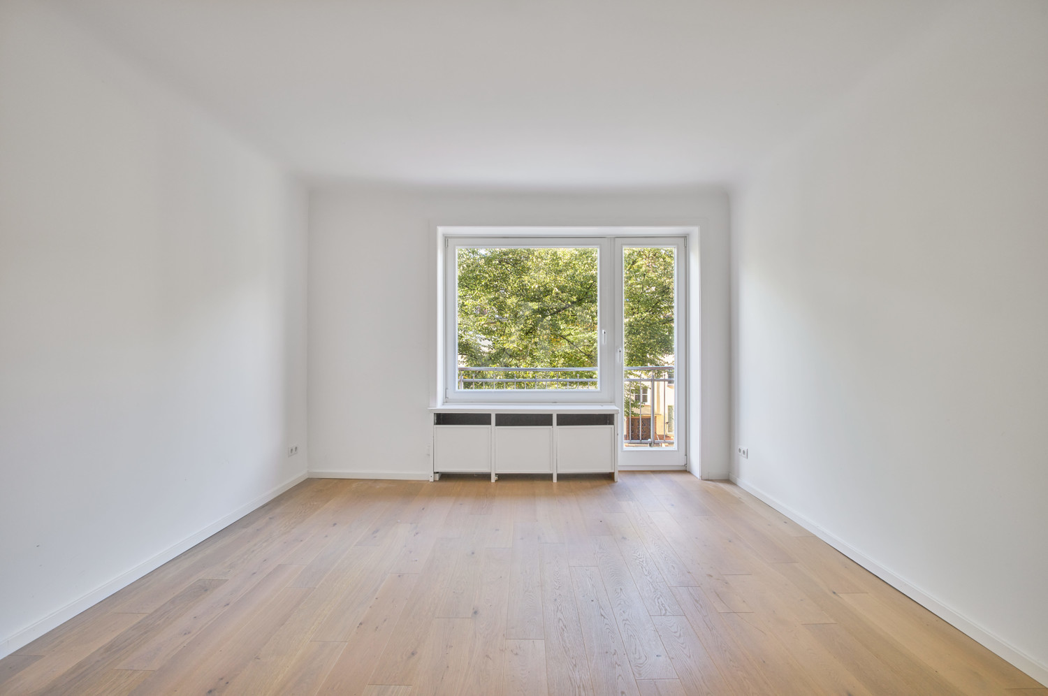 großes Schlafzimmer mit Zugang zum zweiten Balkon