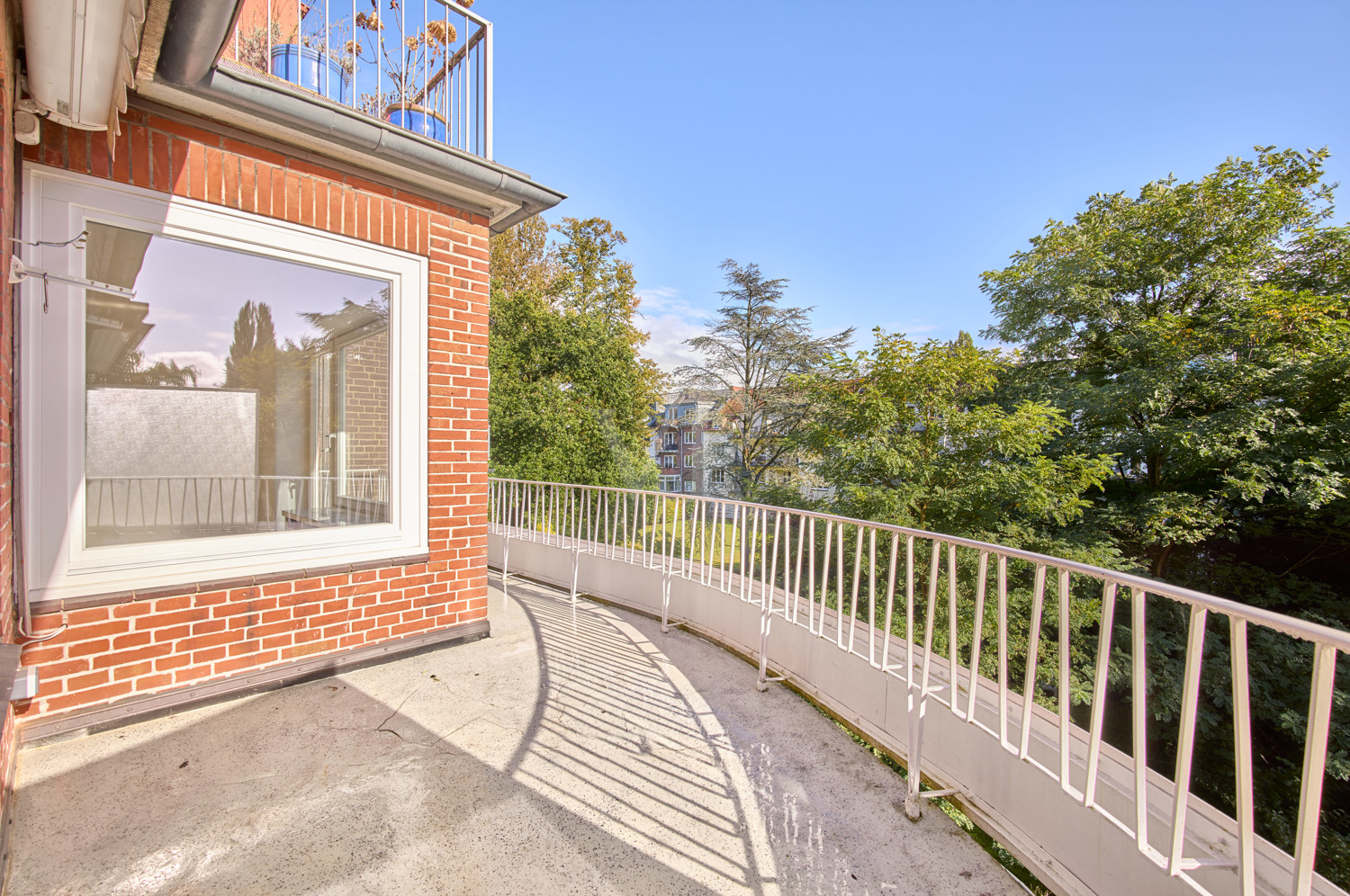 großer Balkon in den wunderschönen Innenhof