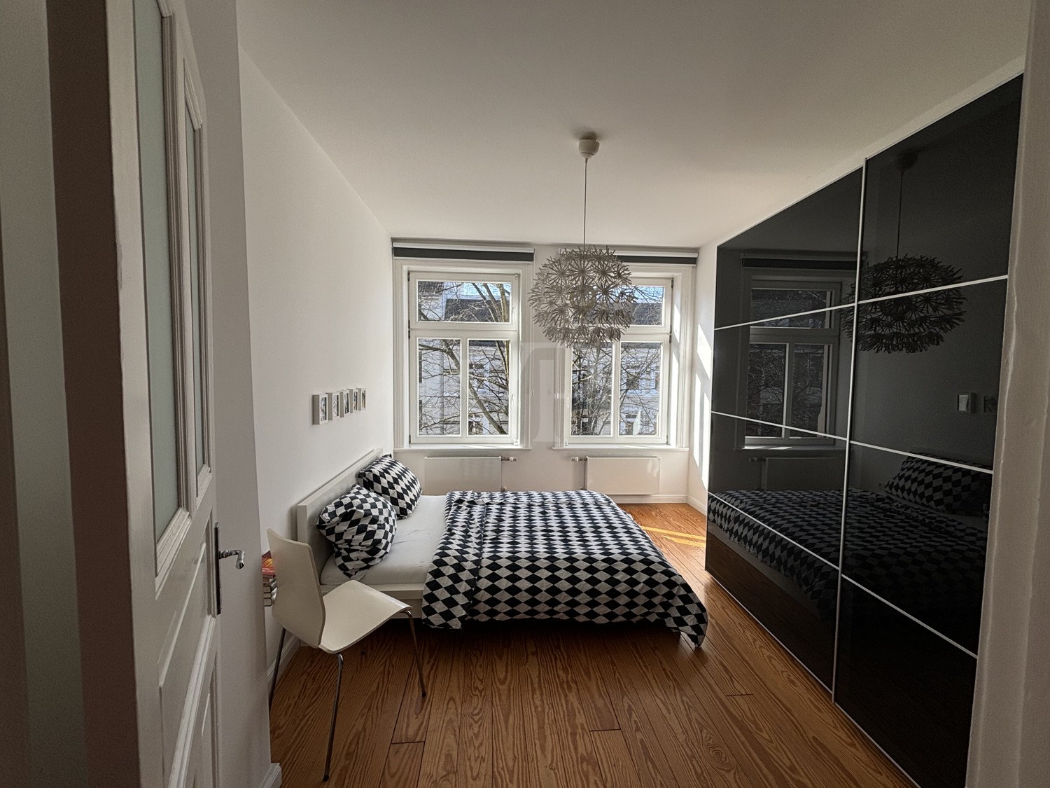 Gemütliches und geräumiges Schlafzimmer