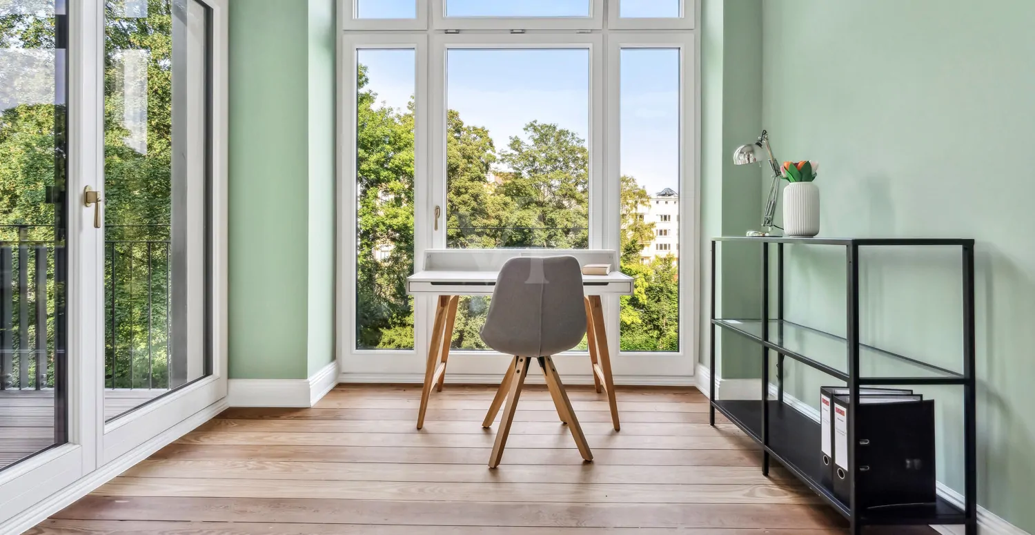 heller Wintergarten mit Zugang zum Balkon