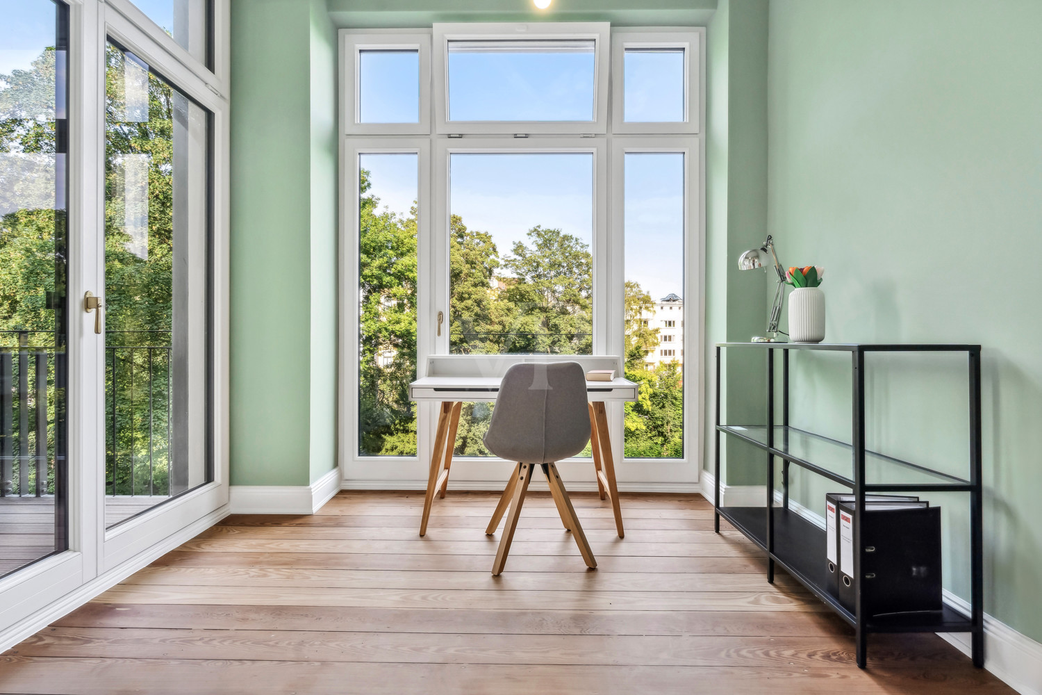 heller Wintergarten mit Zugang zum Balkon