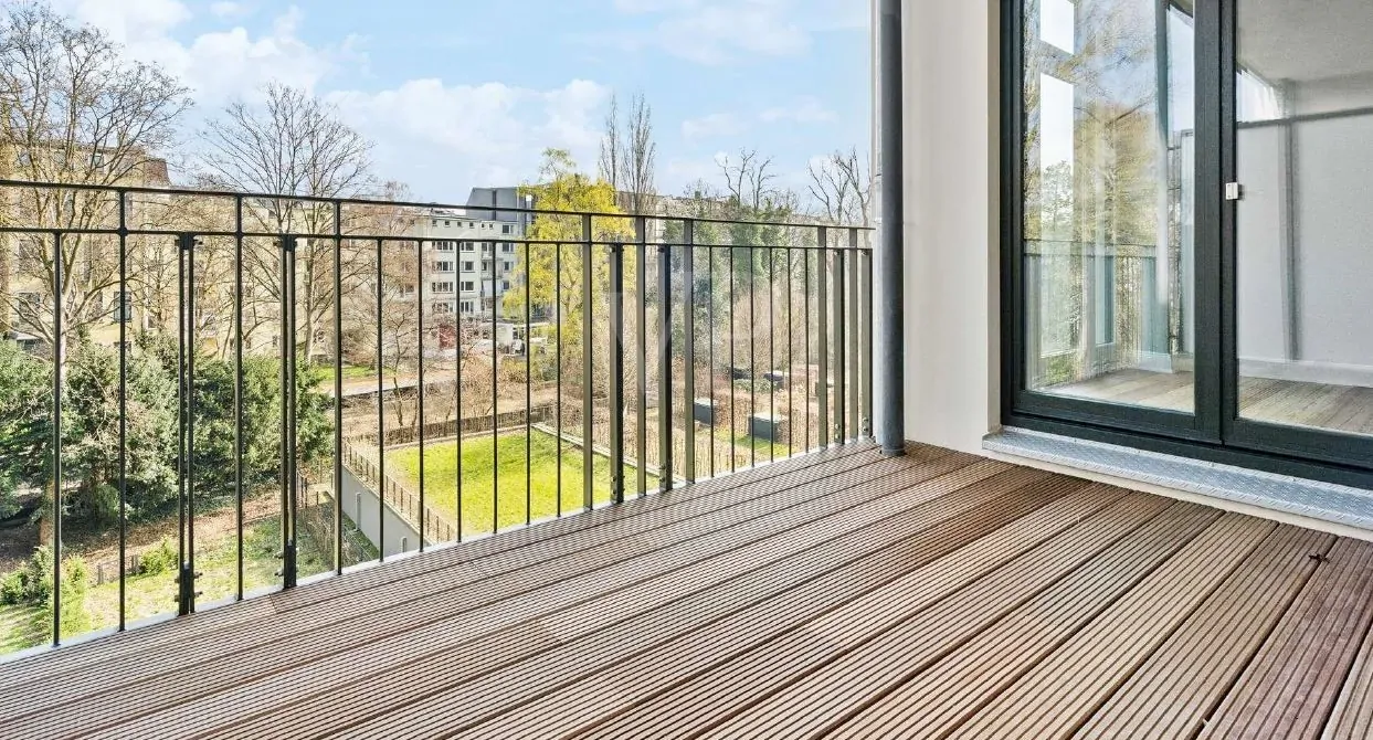 großer Balkon mit Blick ins Grüne