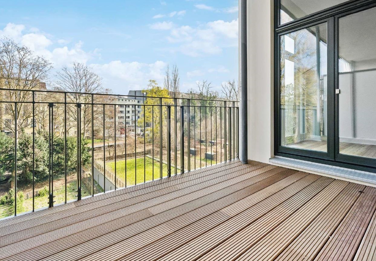 großer Balkon mit Blick ins Grüne