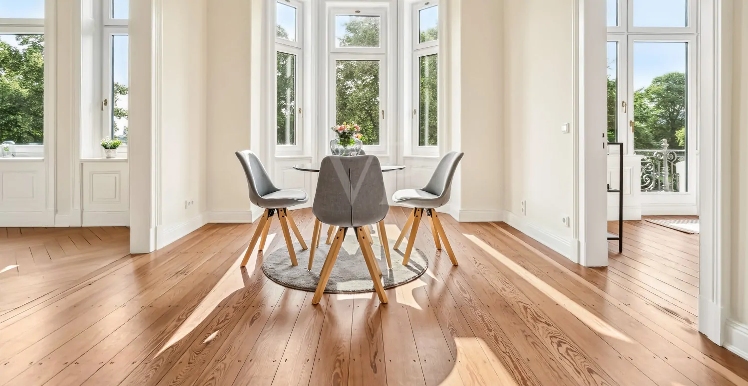 drei herrschaftlich ineinander übergehende Zimmer