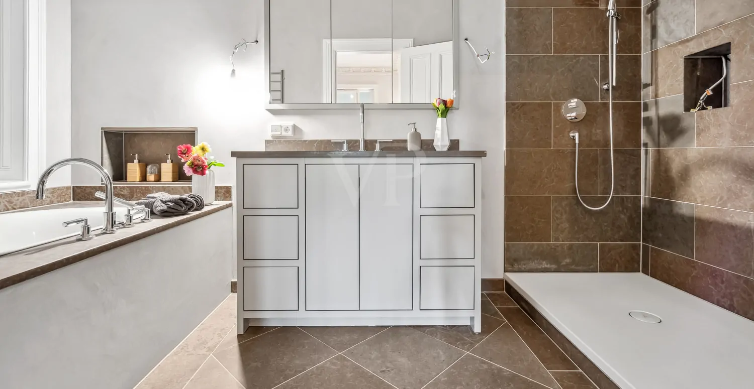 luxuriöses Badezimmer mit Designerausstattung