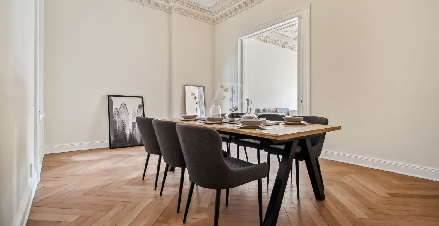 zentrales Esszimmer mit direktem Zugang zur Küche