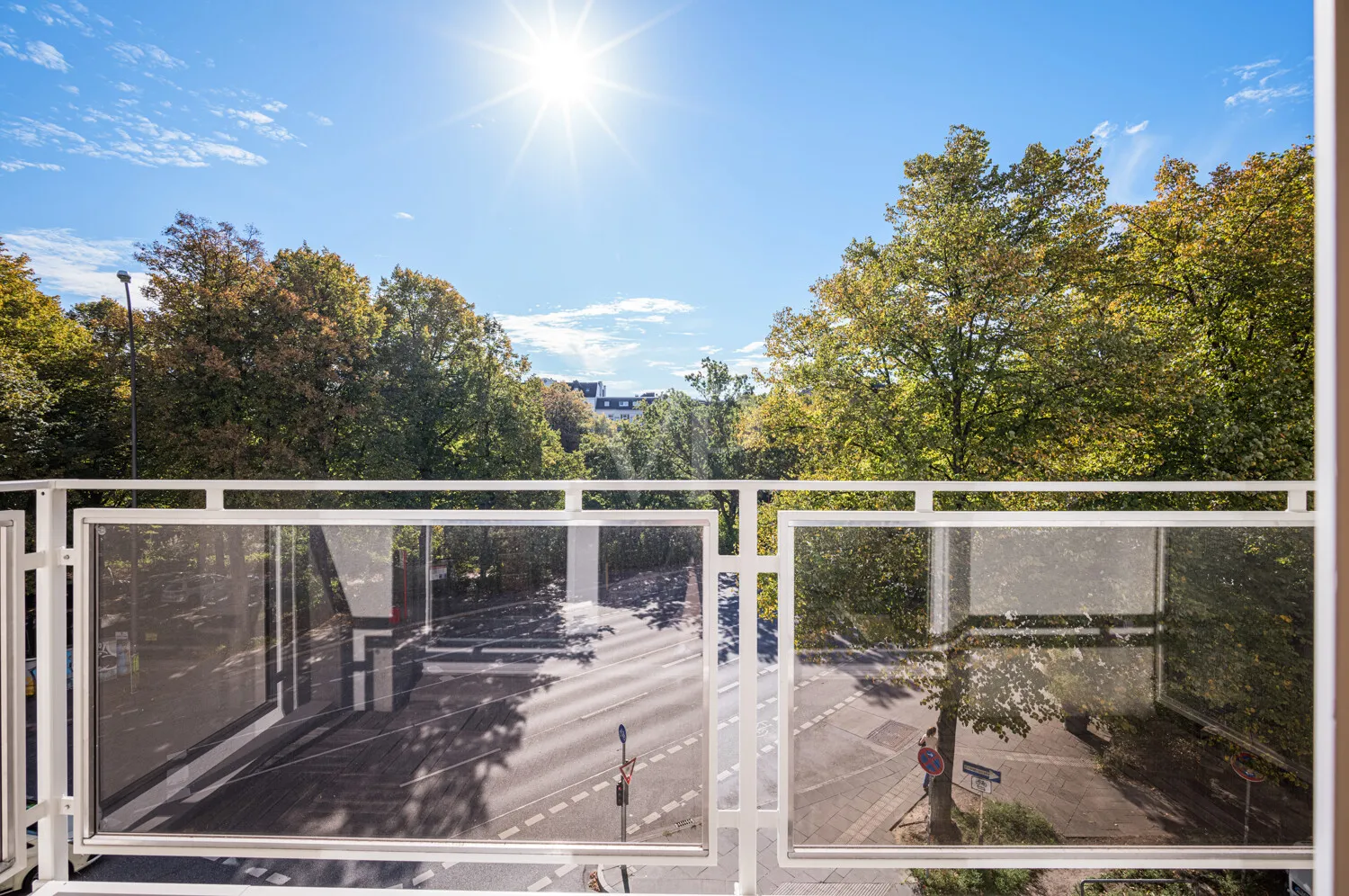 Frisch sanierter Balkon samt Geländer