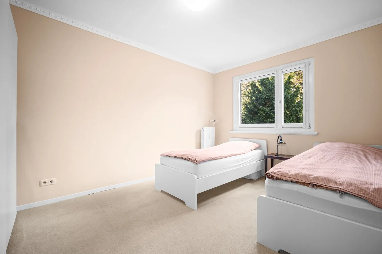 Geräumiges Schlafzimmer zum Hinterhof