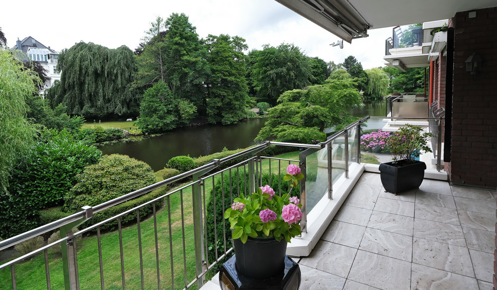 Ausblick vom Balkon auf den Wasserlauf der Alster