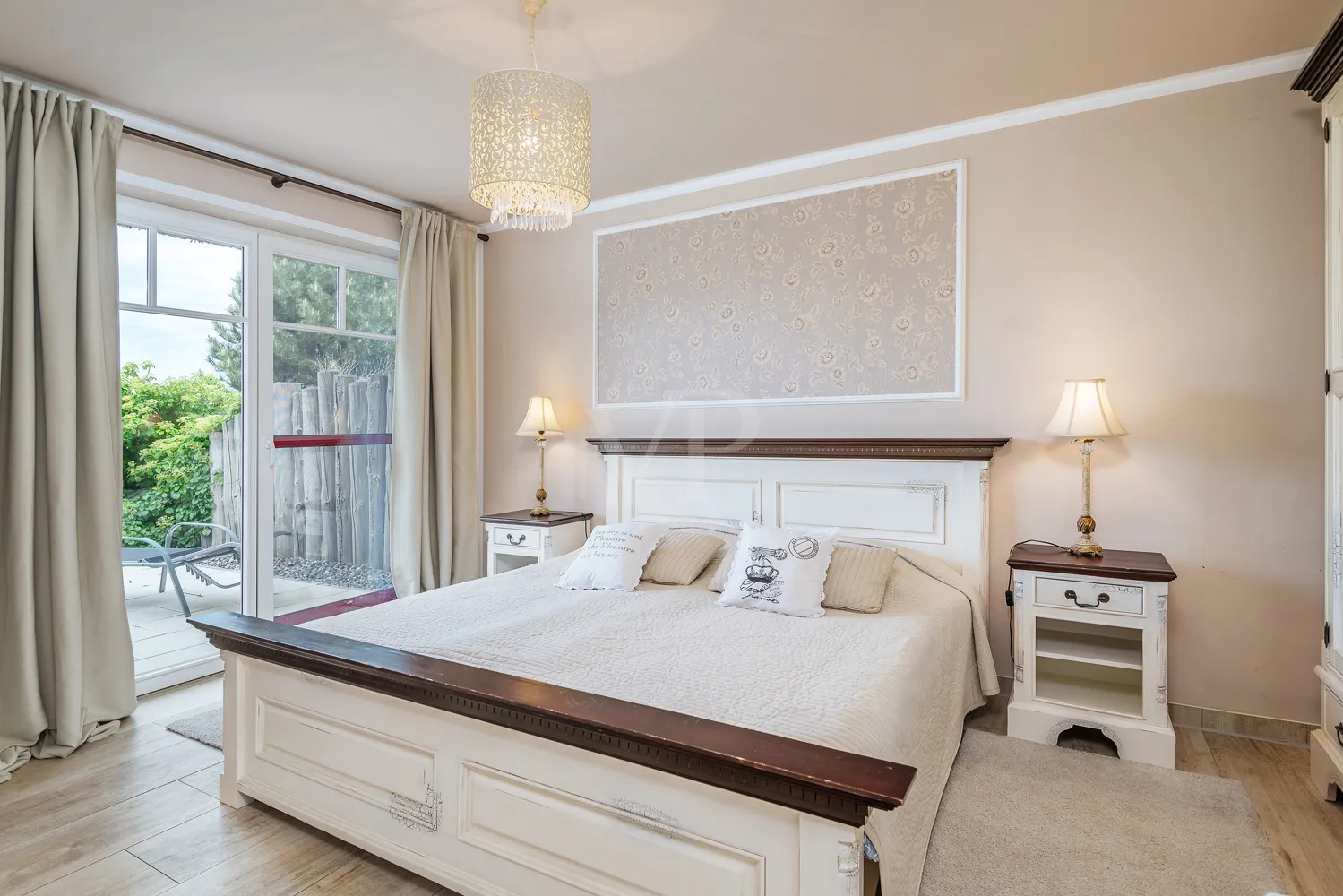Schlafzimmer mit Terrassenzugang