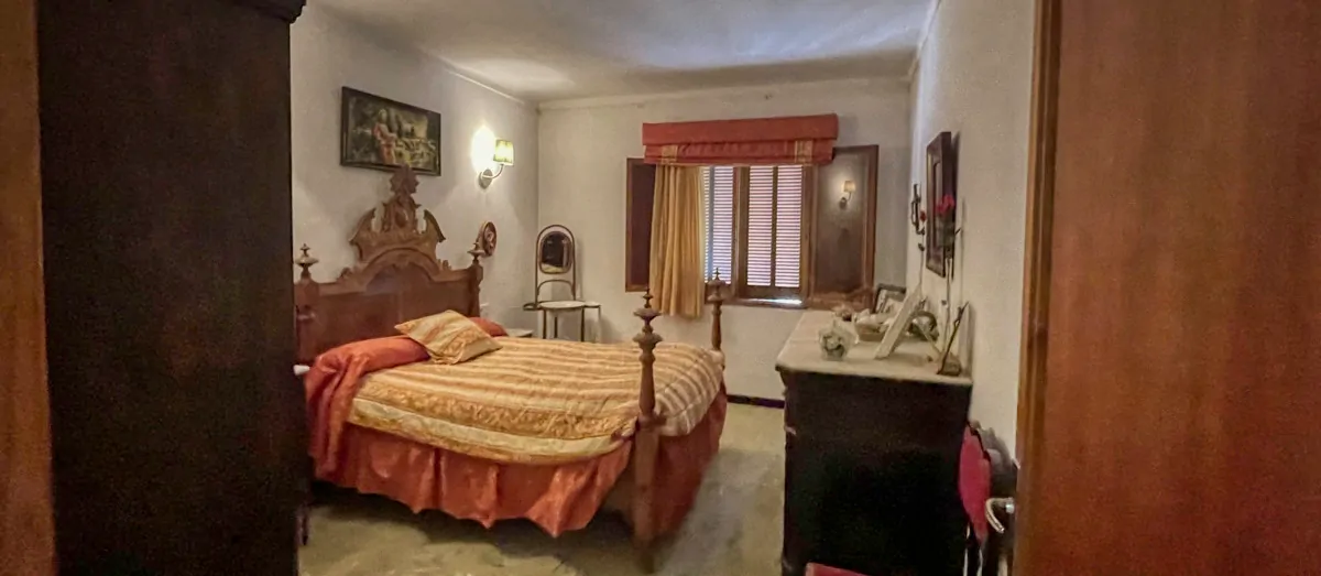 Interessantes-Haus-im-Zentrum-von-Búger-zu-verkaufen-nur-Exposee