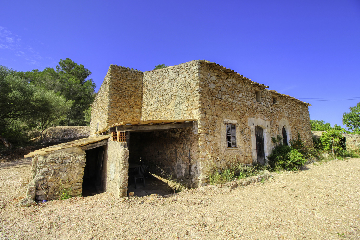 Zu-verkaufen-großes-traditionelles-Haus-zur-Renovierung-in-Son-Servera